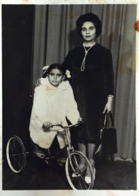Milka Đorđević, with daughter, 1960's.